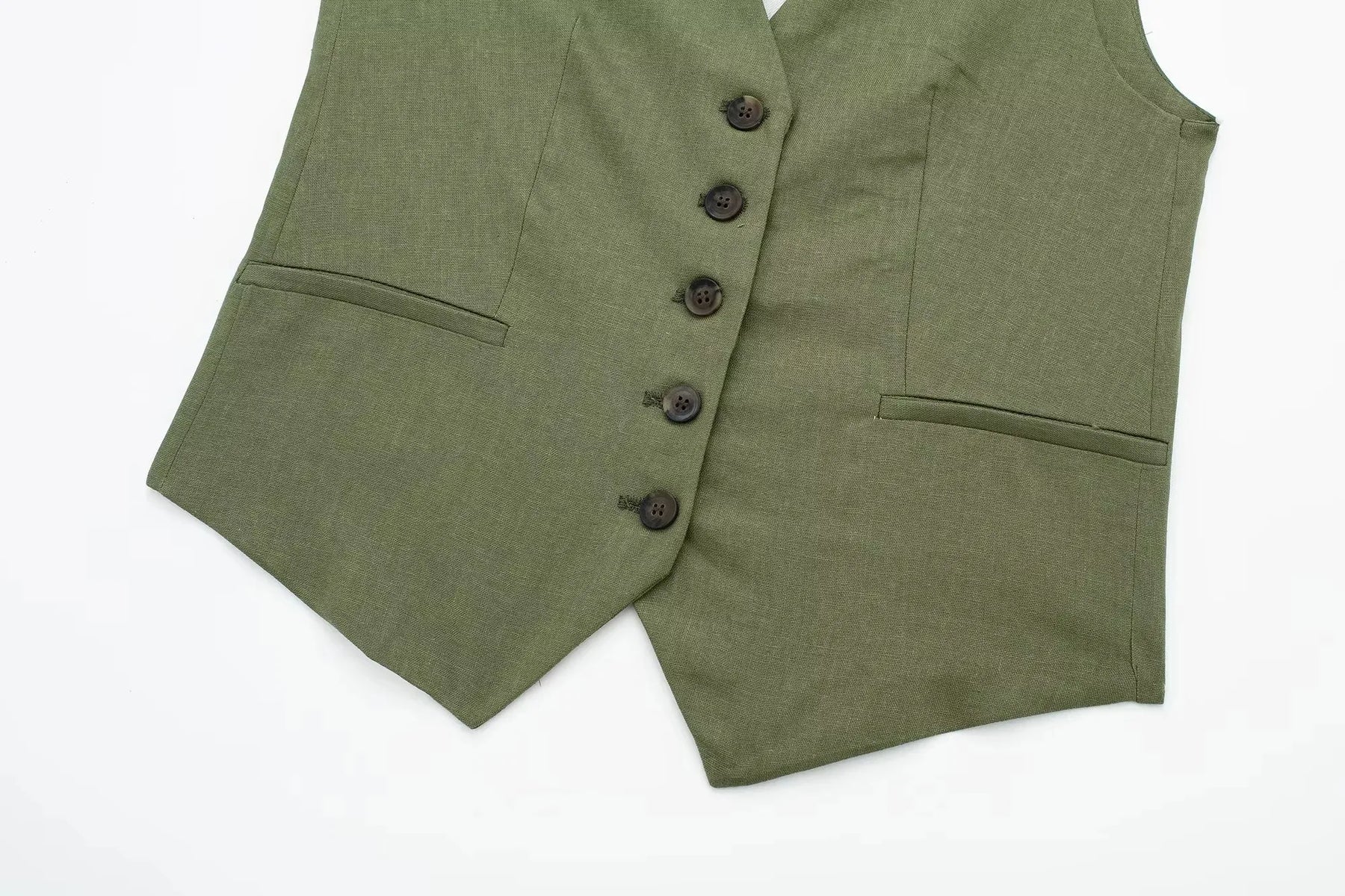 Moderna Maevy - Conjunto Feminino Alfaiataria Short e Colete Verde Militar em Linho