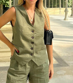 Moderna Maevy - Conjunto Feminino Alfaiataria Short e Colete Verde Militar em Linho